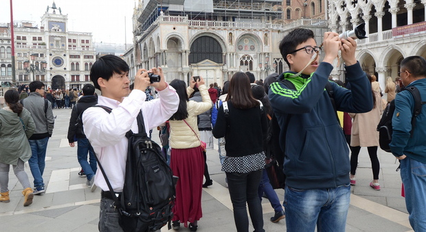Turisti asiatici in piazza San Marco a Venezia