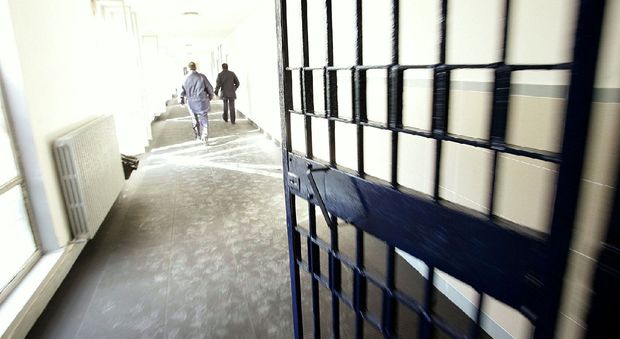 Detenuto non vuole un compagno di cella, aggredito un agente della polizia penitenziaria