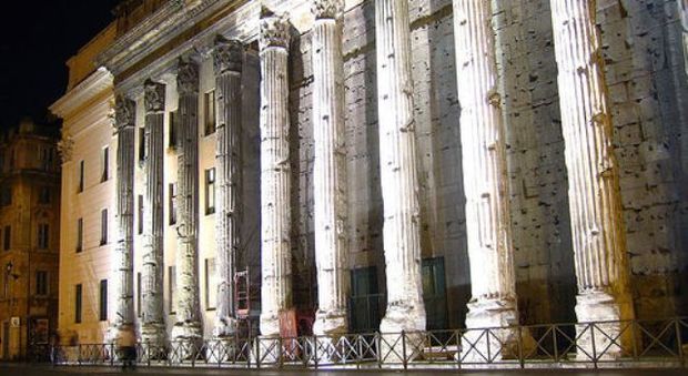 Le mille luci sul Tempio di Adriano, stasera a Piazza di Pietra sarà giorno