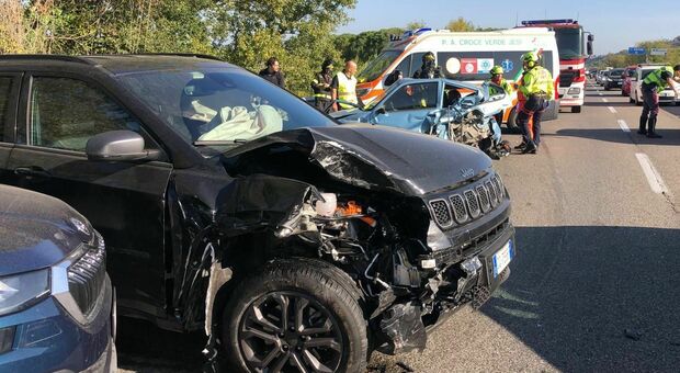 Ancona, scontro da brividi: quattro feriti e tre auto coinvolte nell'impatto (nella foto l'incidente di questa mattina)