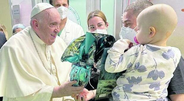 Papa Francesco: il ritorno a Santa Marta e il dilemma di come gestire l'immagine di pontefice più fragile in salute