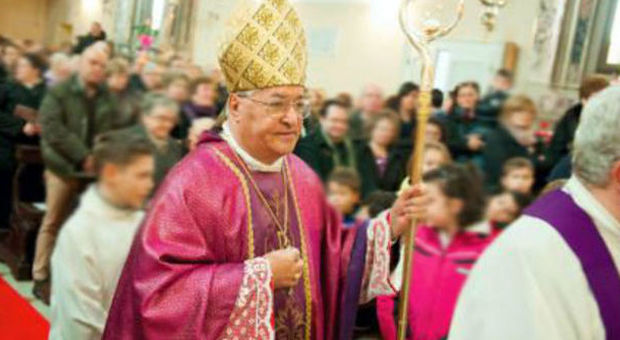 Ragazzo disabile "disturba" in chiesa Il vescovo lo caccia: «Meglio se lo portate fuori, qui lui non sta bene»