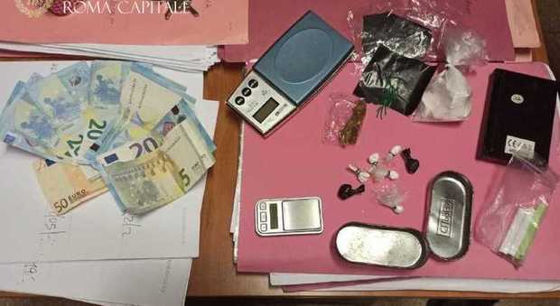 Coppia nascondeva a casa 150 dosi di cocaina: arrestata