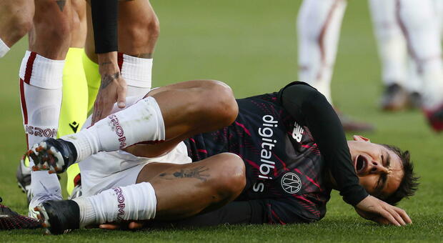 Roma, Dybala esce per infortunio al 24' contro il Feyenoord. Nella ripresa ko anche Abraham