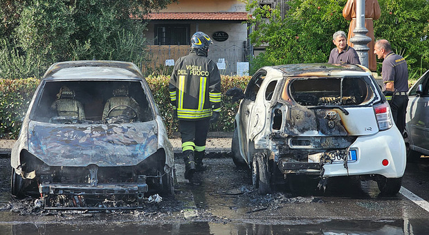 Le auto incendiate in via Ligea