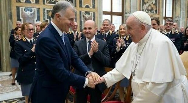 Il neo prefetto Luigi Carnevale con papa Francesco