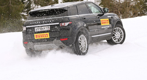 Un Land Rover Evoque sfrutta le sue qualità sulla neve con i Pirelli Scorpion Winter