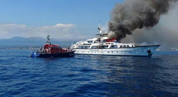 Nizza, in fiamme il super yacht di Diana Bracco, imprenditrici e ospiti portati in salvo dalla capitaneria di porto