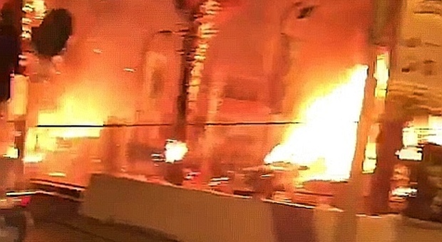 A fuoco concessionaria di auto nel Napoletano. I titolari: mai ricevuto minacce