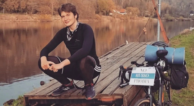 Daniil Shedko, a 18 anni in bici da San Ginesio a San Pietroburgo: «Messaggio contro guerra e russofobia»