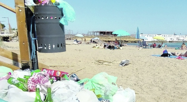 In spiaggia tra rifiuti e abusi da sanare: il degrado di Cala Materdomini