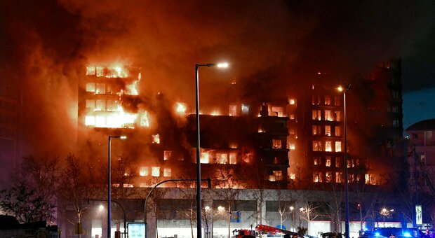 Valencia, maxi-incendio devasta un grattacielo. Il bilancio: 20 dispersi Trovati quattro morti