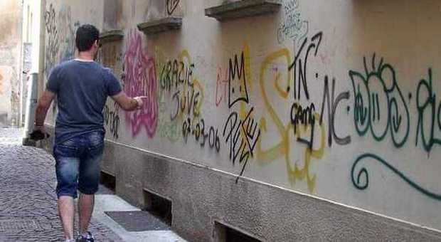 La love story tra prof finisce male Scritte offensive sui muri con lo spray
