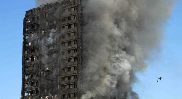 Londra, incendio grattacielo: "Fiamme partite da un frigo difettoso"