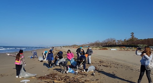 Mamme e bimbi in spiaggia a Paestum per togliere i rifiuti arrivati dal mare
