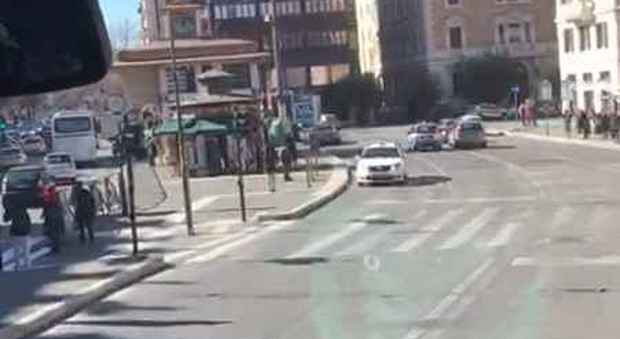 La polizia scorta il bus della nazionale irlandese di rugby nel traffico di Roma e i giocatori sghignazzano Video