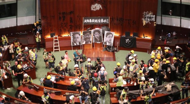 Hong Kong, i manifestanti entrano in Parlamento
