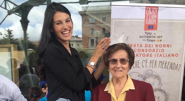 Miss Italia 2019 Carolina Stramare incorona Nonna Rosetta di Casa Surace
