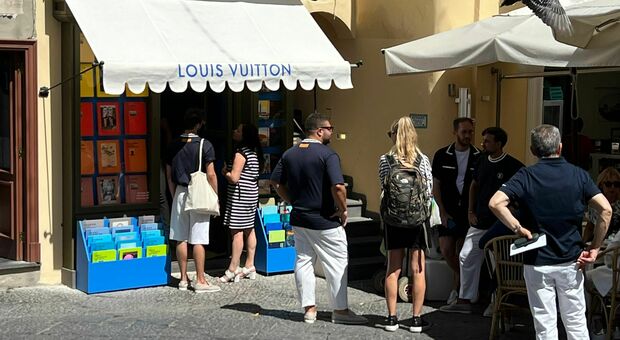 Louis Vuitton riapre in Piazzetta l'edicola per l'estate grazie al suo progetto dal titolo “Librarie éphémère”