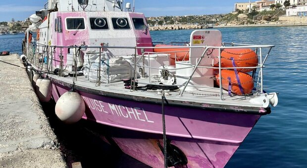 La nave di Banksy fermata a Lampedusa ha violato il decreto Ong. Cosa fa la Louise Michel e chi è la sua capitana