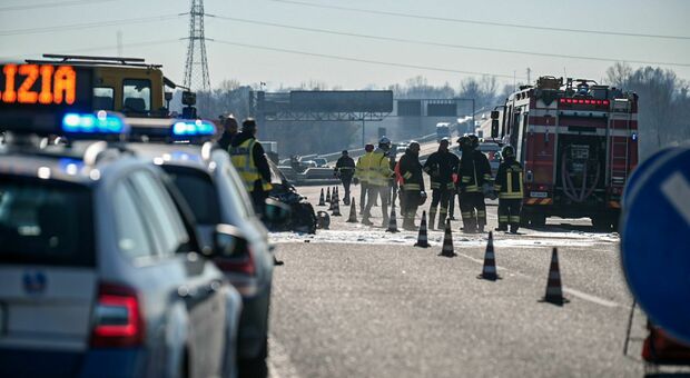 Violento incidente tra due auto nello svincolo dell'A27 a Conegliano, una macchina è andata a fuoco. Traffico paralizzato