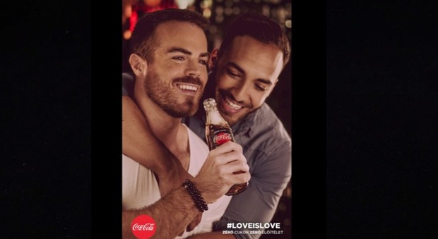 Coppia gay nello spot, Orbàn contro la Coca-Cola: «Sponsorizza l'amore omossessuale»