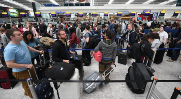 Gruppo di cittadini britannici che vivono in Spagna sono stati rispediti dall'aeroporto di Alicante nel Regno Unito: «Effetto della Brexit»
