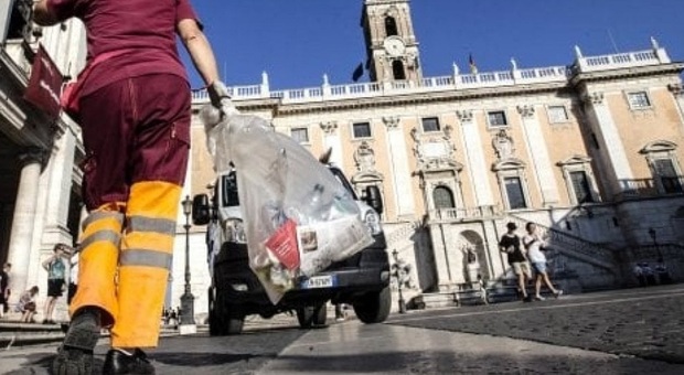 Ama e predoni del gasolio a Roma, nel mirino un dipendente su tre. «Con il gasolio ci pago i debiti»