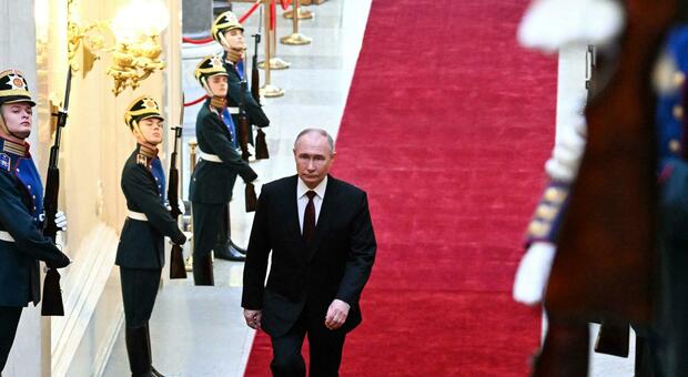 Putin al Cremlino per la cerimonia di insediamento. Von der Leyen: «La guerra dello Zar è contro la nostra Ue»