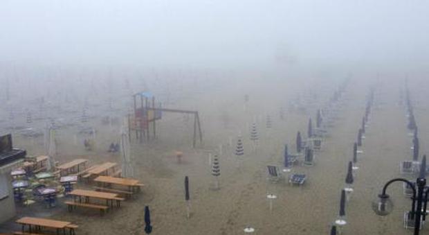 Il tempo fa le bizze: la spiaggia si sveglia avvolta nella nebbia