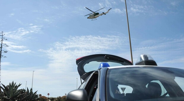 Ostia Nuova, spari da un autobus verso le abitazioni vicino alla spiaggia: scatta la caccia all'uomo con un elicottero