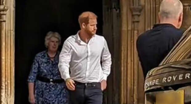 Harry visita la tomba della Regina Elisabetta II: solo e isolato, ruba la scena ai reali