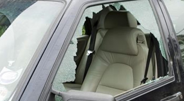 Ripulisce 17 auto ma resta ferito rompendo i finestrini: denunciato