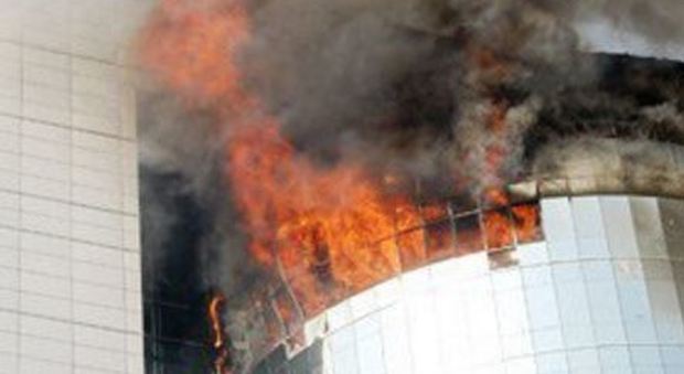 Dacca, clienti intrappolati sul tetto del grande magazzino in fiamme