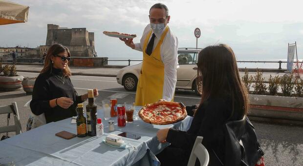 «Io apro», i ristoratori di Napoli sfidano i divieti: «Noi come il pusher scagionato per fame»