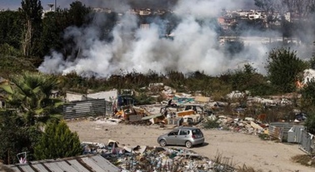 Incendio a Napoli: rifiuti in fiamme, torna l'allarme al campo rom di Scampia