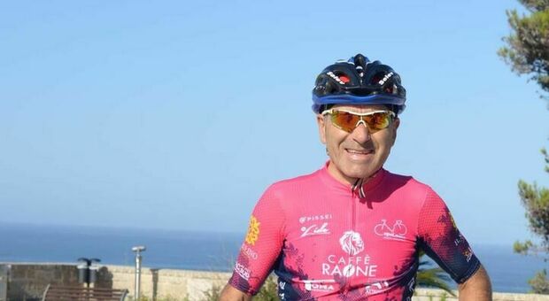 Schianto in bici contro un'auto in sosta: Massimo muore durante la gara di ciclismo FOTO
