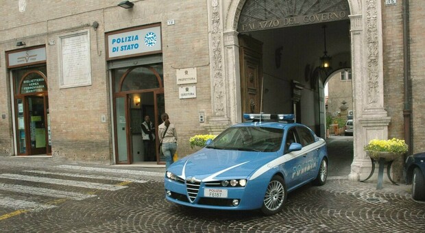 Macerata, furti in serie nei locali del centro storico: denunciati un uomo e una donna senza fissa dimora
