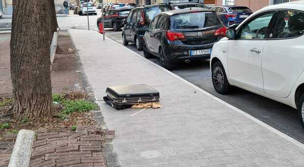 Ancona, valigetta sospetta abbandonata in piazza don Minzoni: scatta l'allarme bomba