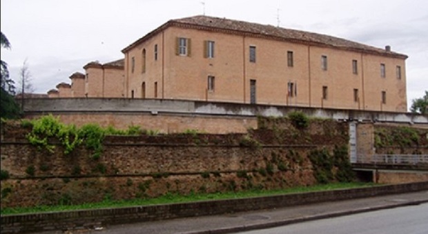 Ancona, trasferito da Montacuto a Forlì: muore in cella un giovane papà