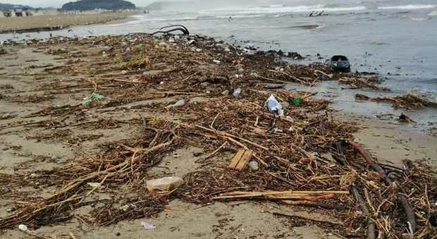 Licola, l'Alveo dei Camaldoli riversa sulla spiaggia tonnellate di rifiuti