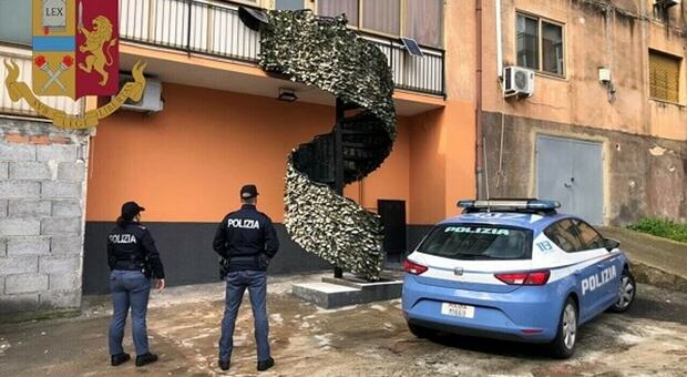 Catania: litiga con i condomini per l'ascensore e costruisce una scala privata (e abusiva) per non incontrarli