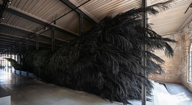Alla Biennale di Venezia l’artista saudita Shono propone un albero che svela il segreto della vita