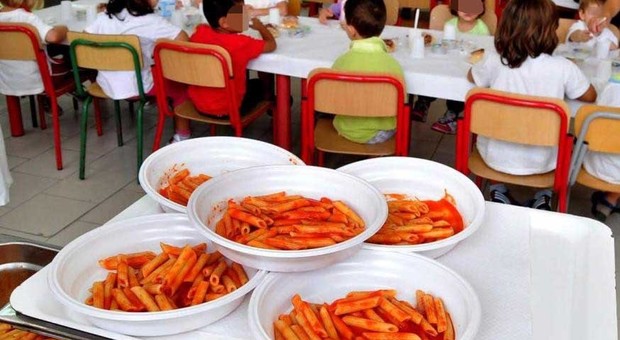 Mensa vietata, bimba mangia da sola nell'atrio della scuola: arrivano i carabinieri