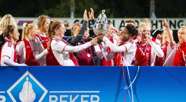 Calcio, rivoluzione Ajax: parità contrattuale per uomini e donne