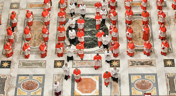 Papa Francesco ai nuovi cardinali chiede di non sbandare. Ridisegnato il peso in conclave