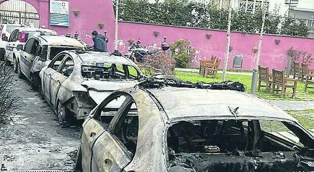 Auto dei vigili bruciate a Pomigliano: «Ora la scorta per il capo della polizia municipale»