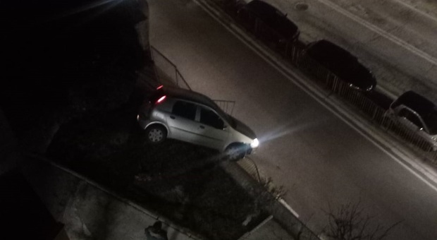 Ancona, l'auto si sfrena, s'incastra sulla balaustra e rimane in bilico