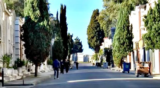 Virus, l'allarme delle ditte funebri a Napoli: cimitero di Poggioreale senz'acqua, wc fuori uso