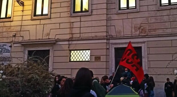 Liceo Ripetta di Roma occupato, tensione tra polizia e studenti: impedito l'ingresso a scuola